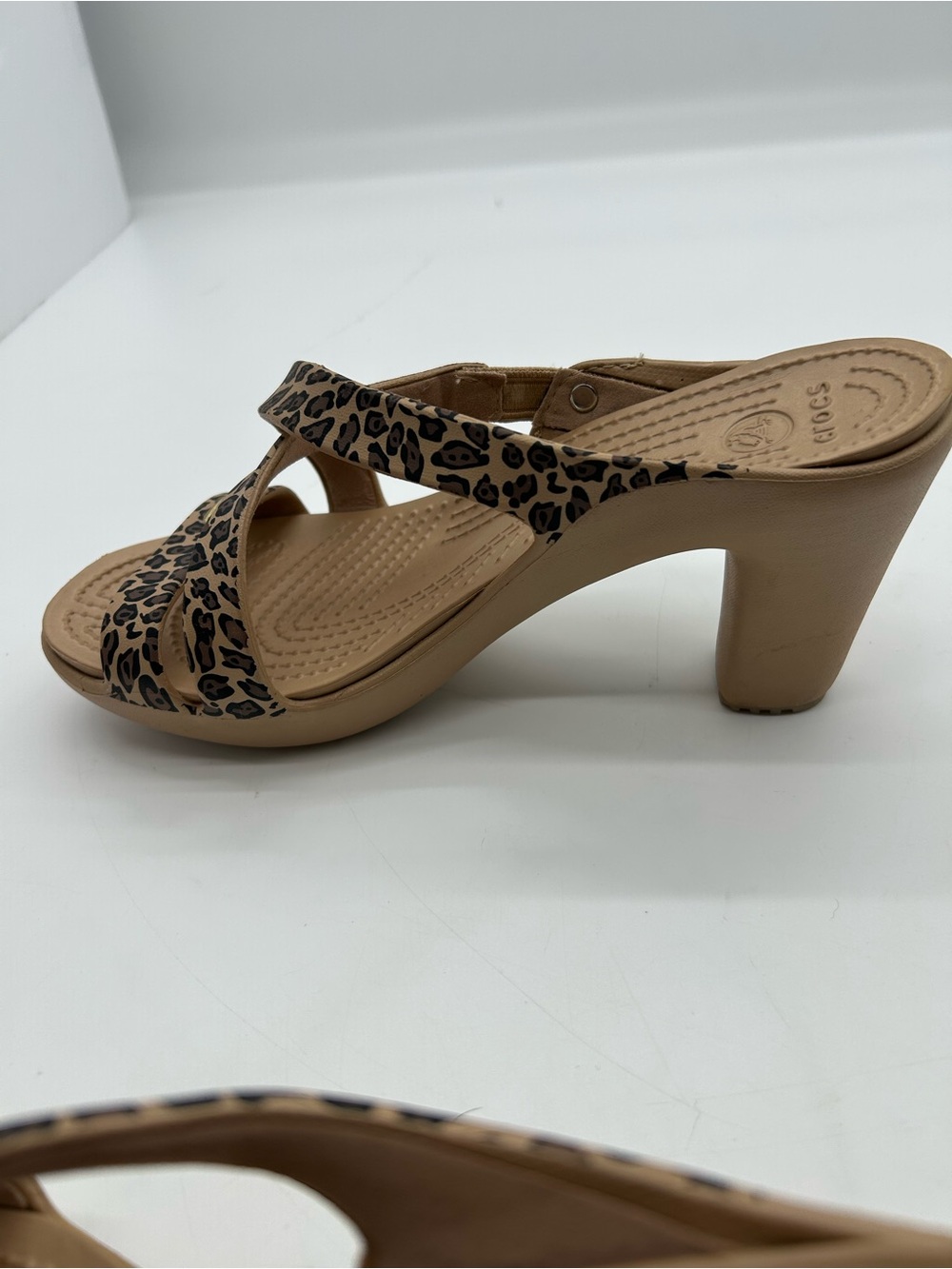 Crocs Cypress IV Women’s Leopard Print Tan Heeled Sandals size 8W NWOT - Picture 4 of 7